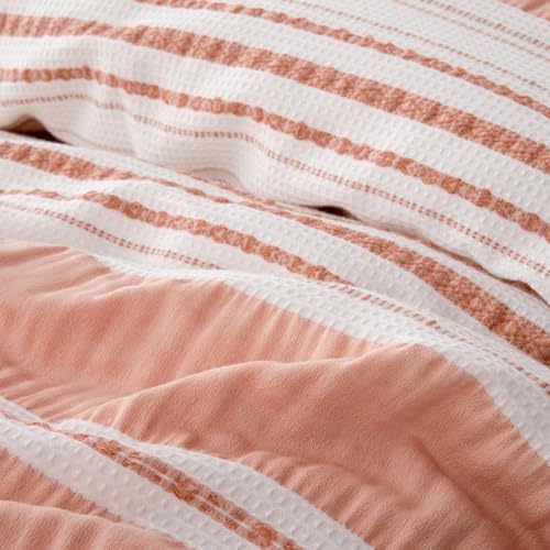 Amazon Basics Comforter Set, 3-Piece Jacquard Comforter and 2 Pillow Shams - Image 4