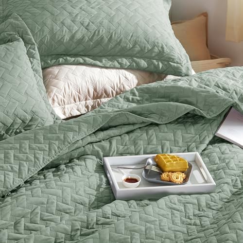Bedsure Quilts Queen Size, Lightweight Comforter Set, Sage Green Bedspread - Image 2