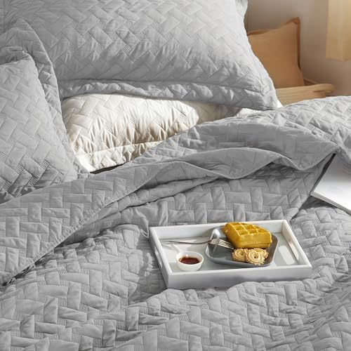 Bedsure California King Quilt, Lightweight Comforter, Light Grey Bedspread - Image 2