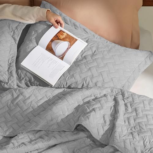 Bedsure California King Quilt, Lightweight Comforter, Light Grey Bedspread - Image 5