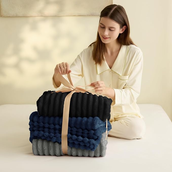HIMEET Black Ribbed Queen Size Blanket - Image 4