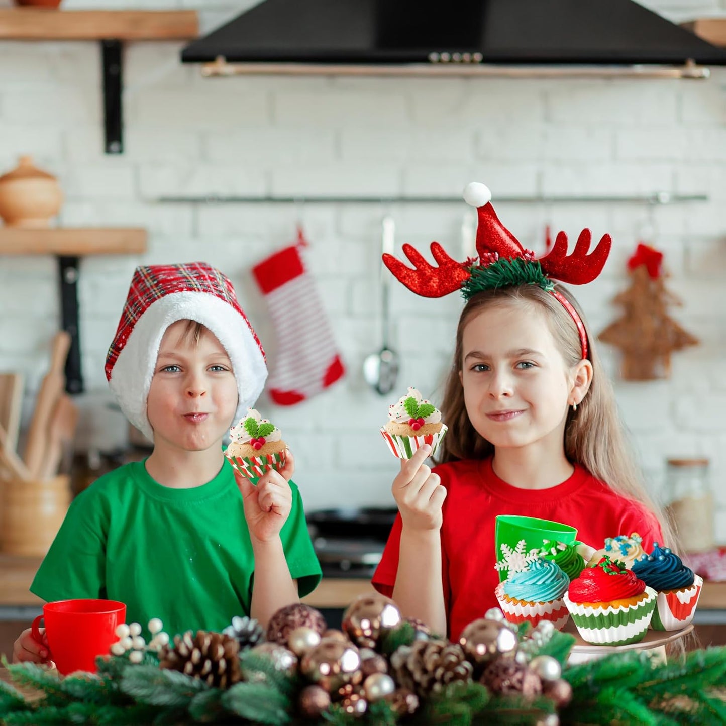 COcnny Christmas Mini Cupcake Liners - 600pcs Merry Christmas Candy Baking Cups Muffin Cupcakes Wrappers, Xmas Tree Santa Disposable Chocolate Cake Wrap Making Supplies for Xmas Eve Party (10 Styles)