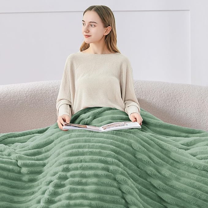 BEDELITE Fleece Green Throw Blanket - Image 3