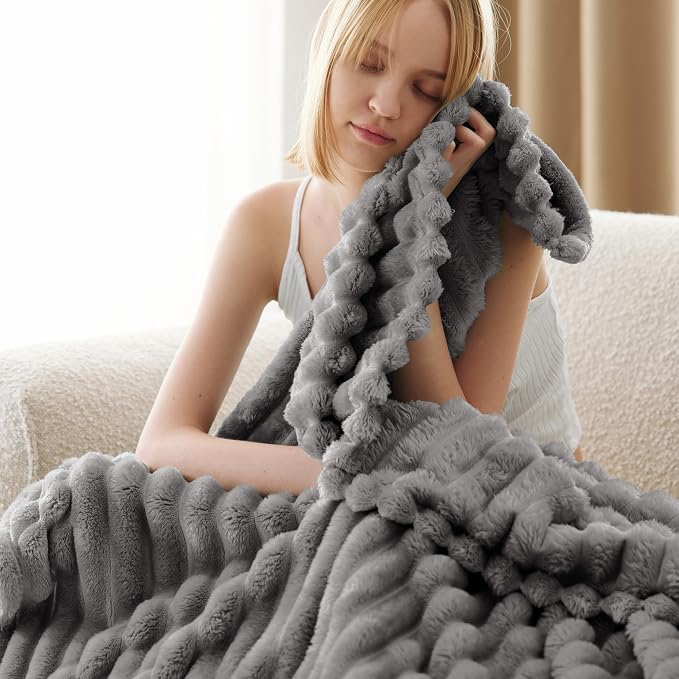 Bedsure GentleSoft Frost Gray Fleece Blanket - Image 4