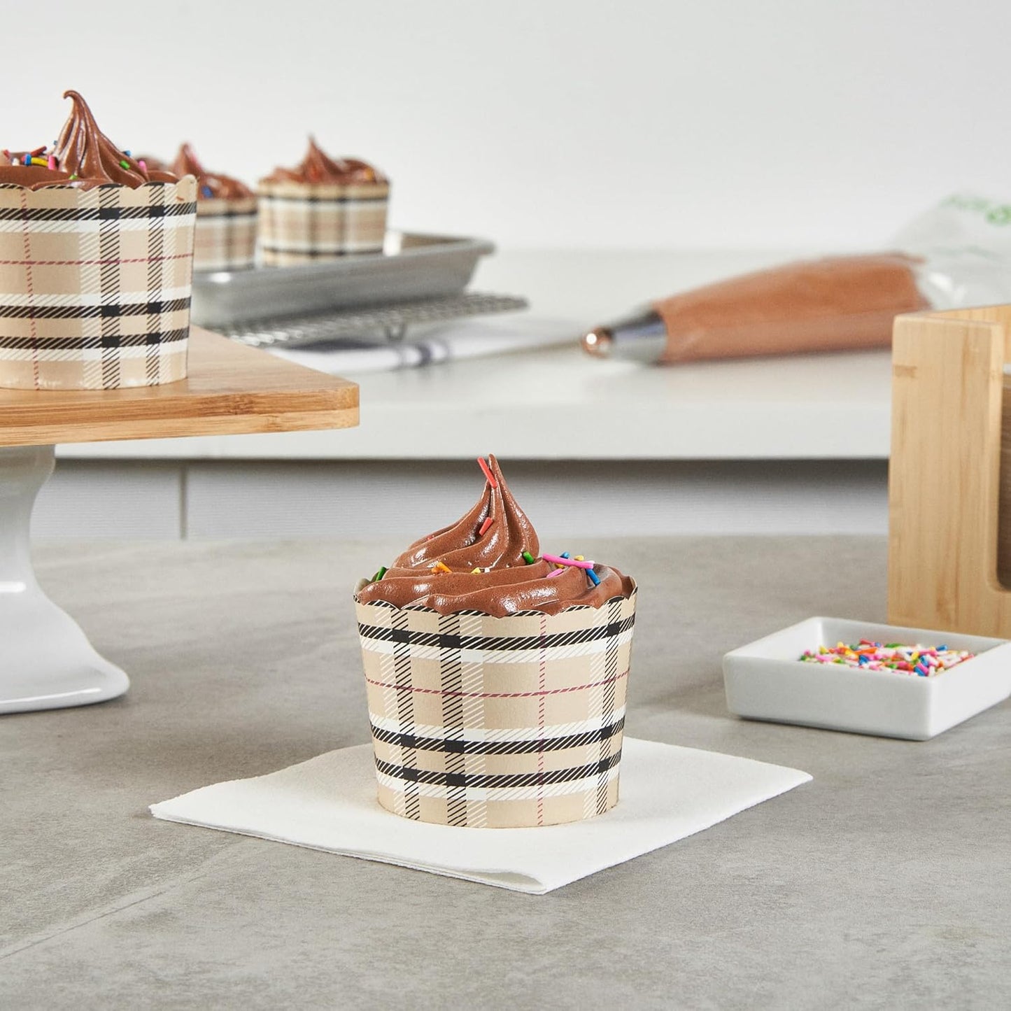 Panificio 6 Ounce Cupcake Wrappers, 200 Scalloped Baking Cups - Oven-Ready, Greaseproof, Plaid Paper Cupcake Liners, Disposable, For Birthdays, Baby Showers, Or Weddings - Restaurantware