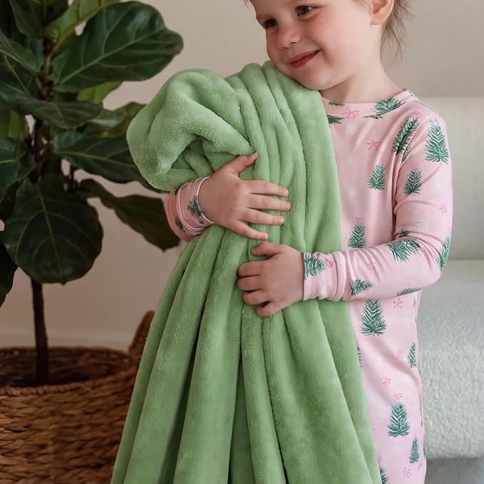 Bedsure GentleSoft Fleece Blanket Twin Size Green - Image 6