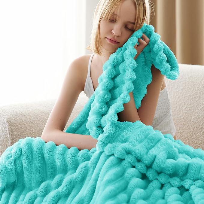 Bedsure GentleSoft Blue Fog Fleece Blanket - Image 3
