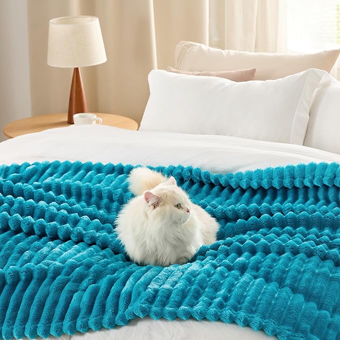 Bedsure GentleSoft Teal Full Blanket - Image 4